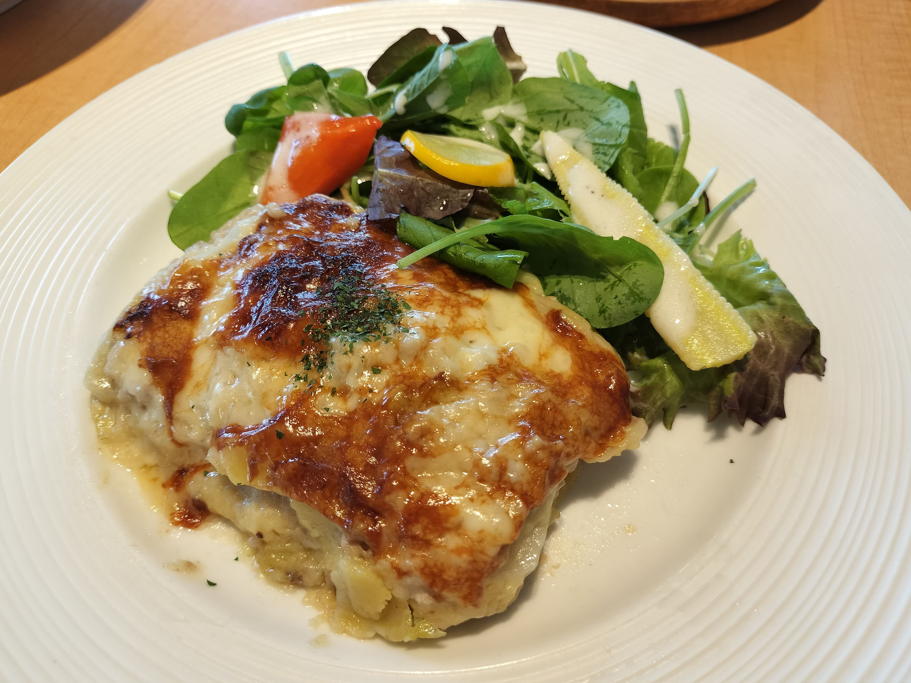 横浜みなとみらいで味わう至福のランチ|24/7 restaurantの熱々ラザニア